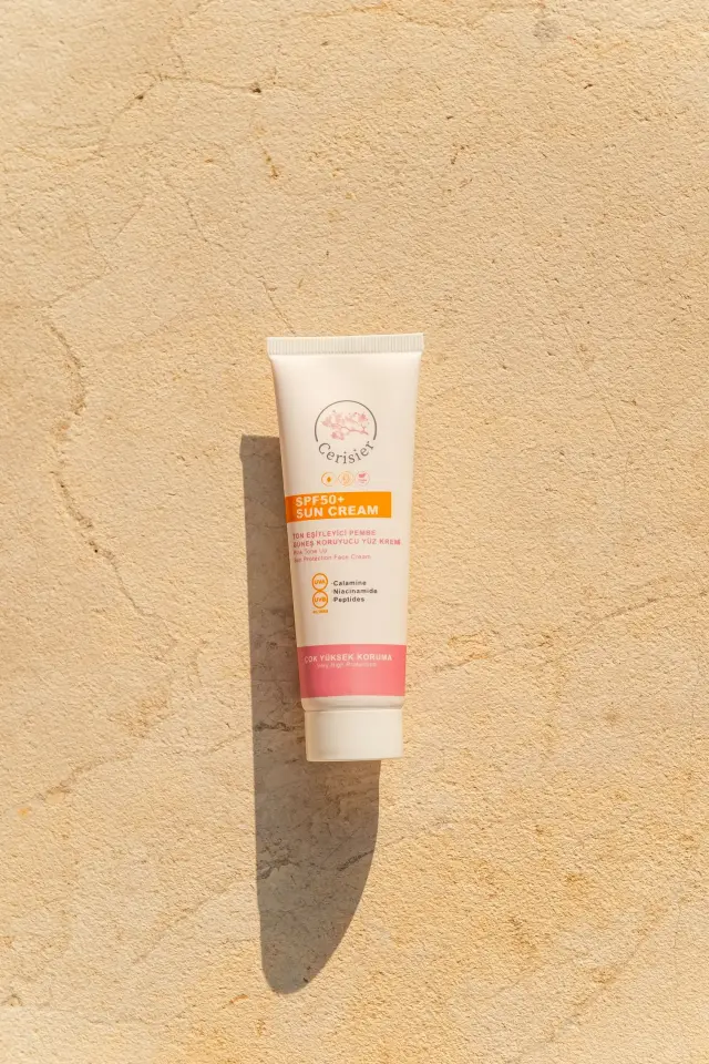 SPF 50+ Ton Eşitleyici Pembe Güneş Koruyucu Yüz Kremi
